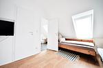 Ein Schlafzimmer mit eigenem Bad unter dem Dach. - Haus Blümlein Wangerooge - Top-Hundeurlaub