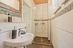 Badezimmer - Ferienhaus Oscar mit großen Garten, Terrasse und Grill - Top-Hundeurlaub