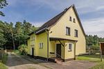 Fassade / Eingang - Ferienhaus Oscar mit großen Garten, Terrasse und Grill - Top-Hundeurlaub