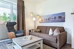 Wohn-/Essbereich mit Doppelschlafcouch - Aparthotel Ostseeallee 3-19 - Top-Hundeurlaub