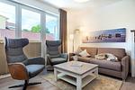 Wohn-/Essbereich mit Doppelschlafcouch - Aparthotel Ostseeallee 4-30 - Top-Hundeurlaub