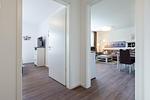 Flur mit Blick zum Wohn-/Essbereich - Aparthotel Ostseeallee 4-30 - Top-Hundeurlaub
