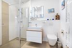Badezimmer mit Dusche, Waschtisch und WC - Aparthotel Ostseeallee 4-30 - Top-Hundeurlaub