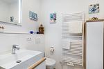 Badezimmer mit Waschtisch und WC - Aparthotel Ostseeallee 4-30 - Top-Hundeurlaub