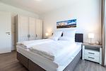 Schlafzimmer mit Kleiderschrank - Aparthotel Ostseeallee 4-30 - Top-Hundeurlaub