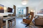 Wohn-/Essbereich mit Zugang zur Terrasse - Aparthotel Ostseeallee 4-31 - Top-Hundeurlaub