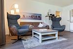 Wohn-/Essbereich mit Sitzgelegenheiten und Doppelschlafcouch - Aparthotel Ostseeallee 4-31 - Top-Hundeurlaub