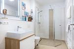 Badezimmer mit Dusche und Waschtisch - Aparthotel Ostseeallee 4-31 - Top-Hundeurlaub