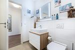 Badezimmer mit Zugang zum Flur - Aparthotel Ostseeallee 4-31 - Top-Hundeurlaub