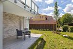 Terrasse mit Tisch und Stühle - Aparthotel Ostseeallee 4-31 - Top-Hundeurlaub