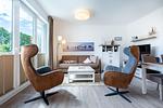 Wohn-/Essbereich mit Sitzgelegenheiten und Zugang zum Balkon - Aparthotel Ostseeallee 4-34 - Top-Hundeurlaub