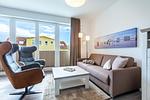 Wohn-/Essbereich mit Doppelschlafcouch, Couchtisch und Sessel - Aparthotel Ostseeallee 4-34 - Top-Hundeurlaub