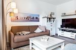 Wohn-/Essbereich mit Doppelschlafcouch, Couchtisch und TV - Aparthotel Ostseeallee 4-34 - Top-Hundeurlaub