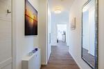Flur mit Spiegel und Blick zum Schlafzimmer - Aparthotel Ostseeallee 4-34 - Top-Hundeurlaub