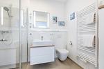 Badezimmer mit Dusche, Waschtisch, Spiegel und WC - Aparthotel Ostseeallee 4-34 - Top-Hundeurlaub