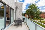 Balkon mit Tisch, Sitzgelegenheiten und Zugang zum Wohnbereich - Aparthotel Ostseeallee 4-34 - Top-Hundeurlaub