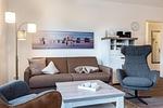 Wohn-/Essbereich mit Doppelschlafcouch, Couchtisch und Sessel - Aparthotel Ostseeallee 4-35 - Top-Hundeurlaub