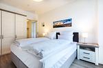 Schlafzimmer mit Boxspringbett und Kleiderschrank - Aparthotel Ostseeallee 4-35 - Top-Hundeurlaub