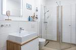 Badezimmer mit Dusche, Waschtisch, Spiegel und WC - Aparthotel Ostseeallee 4-35 - Top-Hundeurlaub