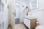 Badezimmer mit Waschtisch und Spiegel - Aparthotel Ostseeallee 4-35 - Top-Hundeurlaub