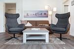 Wohn-/Essbereich mit Doppelschlafcouch, Couchtisch und Sessel - Aparthotel Ostseeallee 4-38 - Top-Hundeurlaub