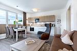 Wohn-/Essbereich mit Sitzgelegenheiten und Küchenzeile - Aparthotel Ostseeallee 4-38 - Top-Hundeurlaub