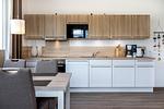 Küchenzeile mit Backofen, Geschirrspüler und Mikrowelle - Aparthotel Ostseeallee 4-38 - Top-Hundeurlaub