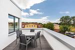 Dachterrasse mit Tisch und Sitzgelegenheiten - Aparthotel Ostseeallee 4-38 - Top-Hundeurlaub