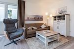 Wohn-/Essbereich mit Doppelschlafcouch und Sitzgelegenheit - Aparthotel Ostseeallee 5-41 - Top-Hundeurlaub