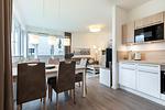 Wohn-/Essbereich mit Sitzgelegenheit und Küchenzeile - Aparthotel Ostseeallee 5-41 - Top-Hundeurlaub