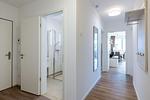 Flur mit Blick zum Wohn-/Essbereich - Aparthotel Ostseeallee 5-41 - Top-Hundeurlaub