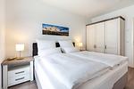 Schlafzimmer "1" mit Boxspringbett und Kleiderschrank - Aparthotel Ostseeallee 5-41 - Top-Hundeurlaub