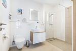 Badezimmer mit Dusche, Waschtisch und WC - Aparthotel Ostseeallee 5-41 - Top-Hundeurlaub