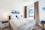 Schlafzimmer "2" mit Boxspringbett - Aparthotel Ostseeallee 5-41 - Top-Hundeurlaub