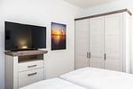 Schlafzimmer "2" mit TV und Kleiderschrank - Aparthotel Ostseeallee 5-41 - Top-Hundeurlaub