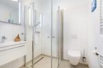 Badezimmer "2" mit Dusche und WC - Aparthotel Ostseeallee 5-41 - Top-Hundeurlaub