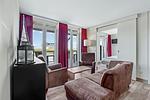 Wohnbereich mit Sofa, Sessel, Couchtisch mit Zugang zum Balkon - Resort Deichgraf 27-14 - Top-Hundeurlaub