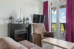 Wohnbereich mit Kamin und TV - Resort Deichgraf 27-14 - Top-Hundeurlaub