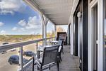 Überdachter Balkon mit Sitzgelegenheit und Strandkorb - Resort Deichgraf 27-14 - Top-Hundeurlaub