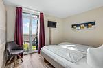 Schlafzimmer mit Doppelbett und TV - Resort Deichgraf 27-14 - Top-Hundeurlaub