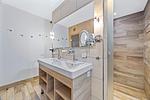 Badezimmer mit Dusche, Waschtisch und Spiegel - Resort Deichgraf 27-14 - Top-Hundeurlaub