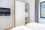 Schlafzimmer mit TV und Kleiderschrank - Krusespeicher 2-40 - Top-Hundeurlaub
