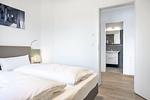 Schlafzimmer mit Doppelbett und Zugang zum Badezimmer - Krusespeicher 2-40 - Top-Hundeurlaub