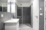 Badezimmer mit Dusche, Waschtisch, WC und Spiegel - Krusespeicher 2-40 - Top-Hundeurlaub