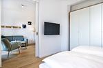 Schlafzimmer mit Kleiderschrank und TV - Krusespeicher 2-41 - Top-Hundeurlaub
