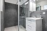 Badezimmer mit Dusche, Waschtisch, WC und Spiegel - Krusespeicher 2-41 - Top-Hundeurlaub