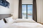 Schlafzimmer mit Doppelbett und Ausblick - Krusespeicher 2-42 - Top-Hundeurlaub