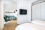 Schlafzimmer mit Kleiderschrank und TV - Krusespeicher 2-42 - Top-Hundeurlaub