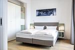 Schlafzimmer mit Doppelbett und Kleiderschrank - Krusespeicher 2-42 - Top-Hundeurlaub