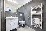 Badezimmer mit Waschtisch, WC und Spiegel - Krusespeicher 2-42 - Top-Hundeurlaub